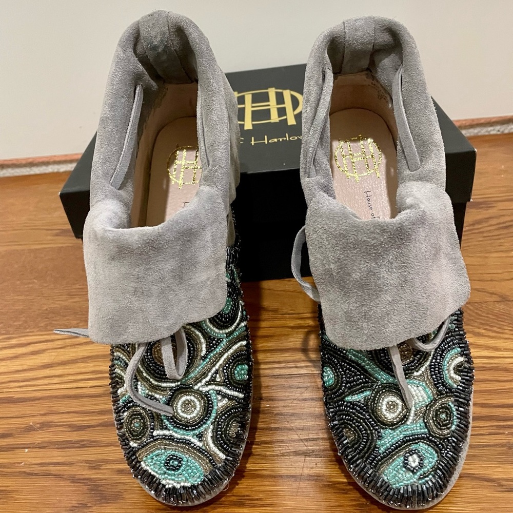 House of Harlow 1960 EUC. EU Sz 37 US Sz 7. Beaded. Dove Grey. - Picture 2 of 9